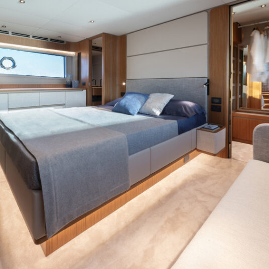 FerrettiYachts670NewInternal_Classic_0006_83533