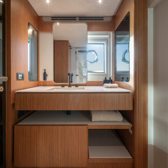 FerrettiYachts670NewInternal_Classic_0007_83535