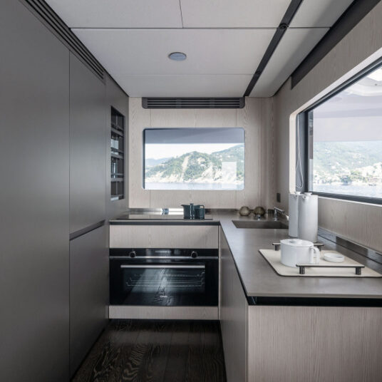 FerrettiYachtsINFYNITO80NewInternal_Classic_0002_83062