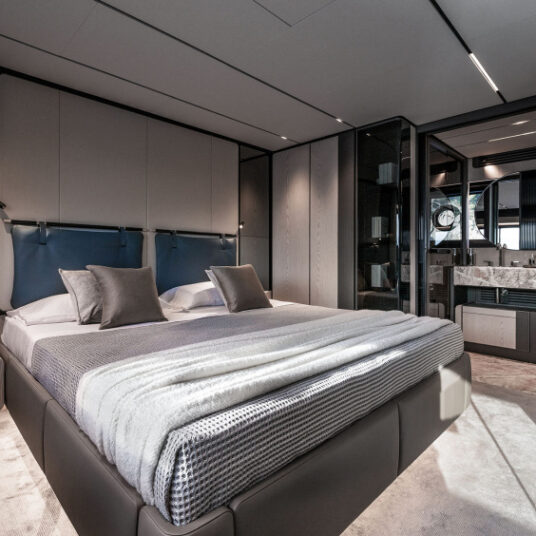 FerrettiYachtsINFYNITO80NewInternal_Classic_0004_83064