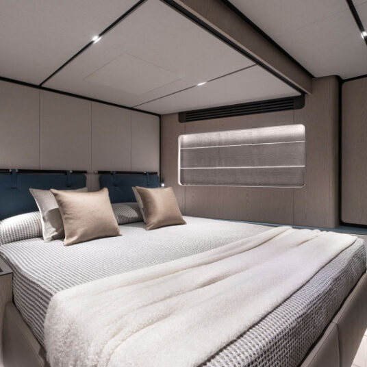 FerrettiYachtsINFYNITO80NewInternal_Classic_0005_83065