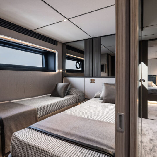 FerrettiYachtsINFYNITO80NewInternal_Classic_0006_83066 (1)