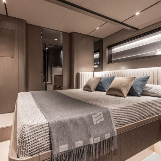 FerrettiYachtsINFYNITO90NewContemporary_0030_74901