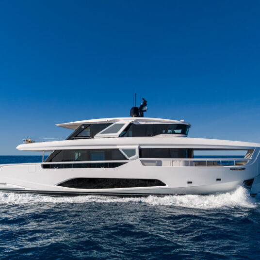 FerrettiYachtsINFYNITO90NewCruising_0001_75592