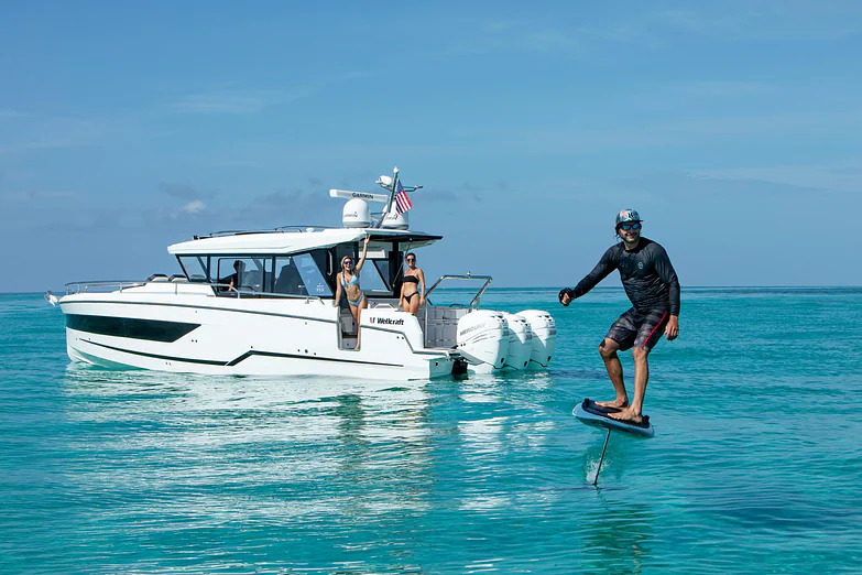 WELLCRAFT_38_EXPLORER_IMG_EXT_LIFESTYLE_FOIL-BOARD_ISLAMORADA (1)
