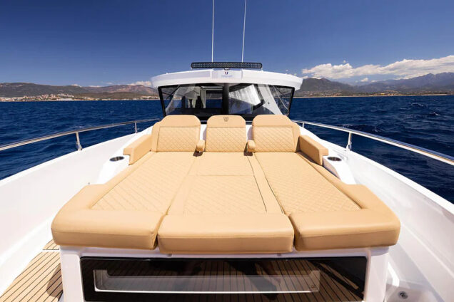 WELLCRAFT_38_EXPLORER_IMG_EXT_STILL_SUN-LOUNGERS_CORSICA WELLCRAFT_38_EXPLORER_IMG_EXT_STILL_SUN-LOUNGERS_CORSICA