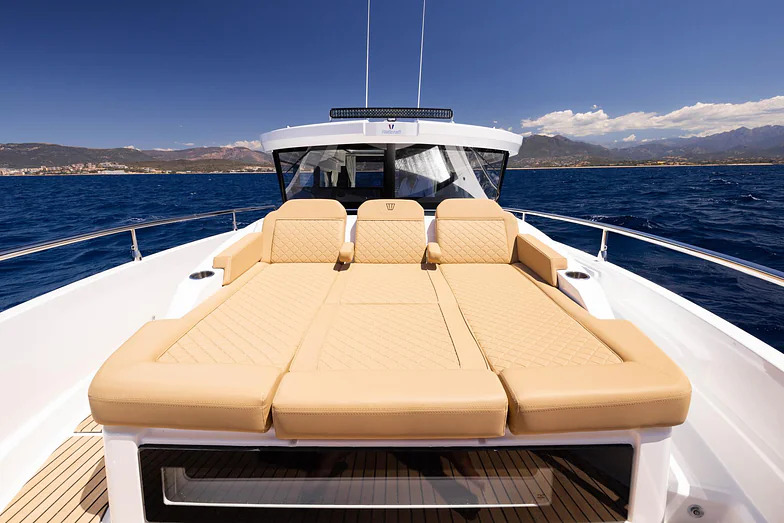 WELLCRAFT_38_EXPLORER_IMG_EXT_STILL_SUN-LOUNGERS_CORSICA