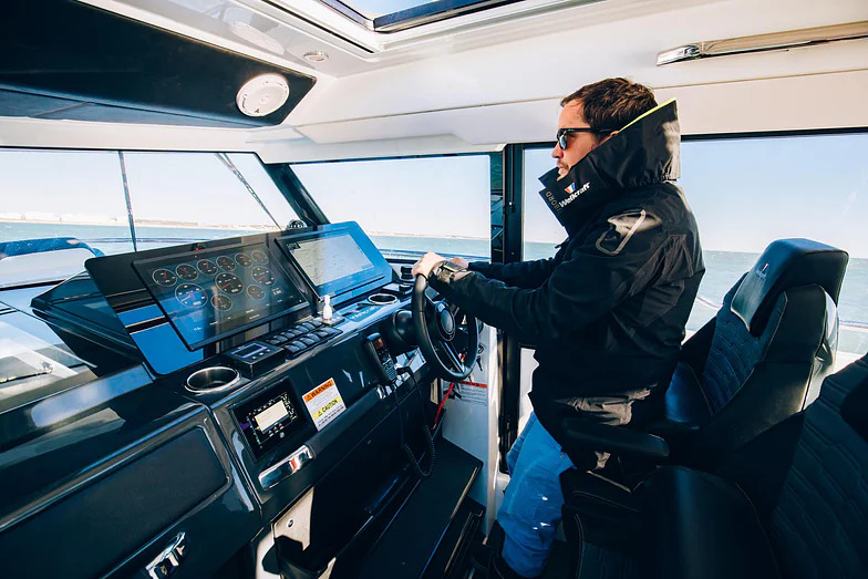WELLCRAFT_38_EXPLORER_IMG_INT_LIFESTYLE_NAV_FRANCE (1)